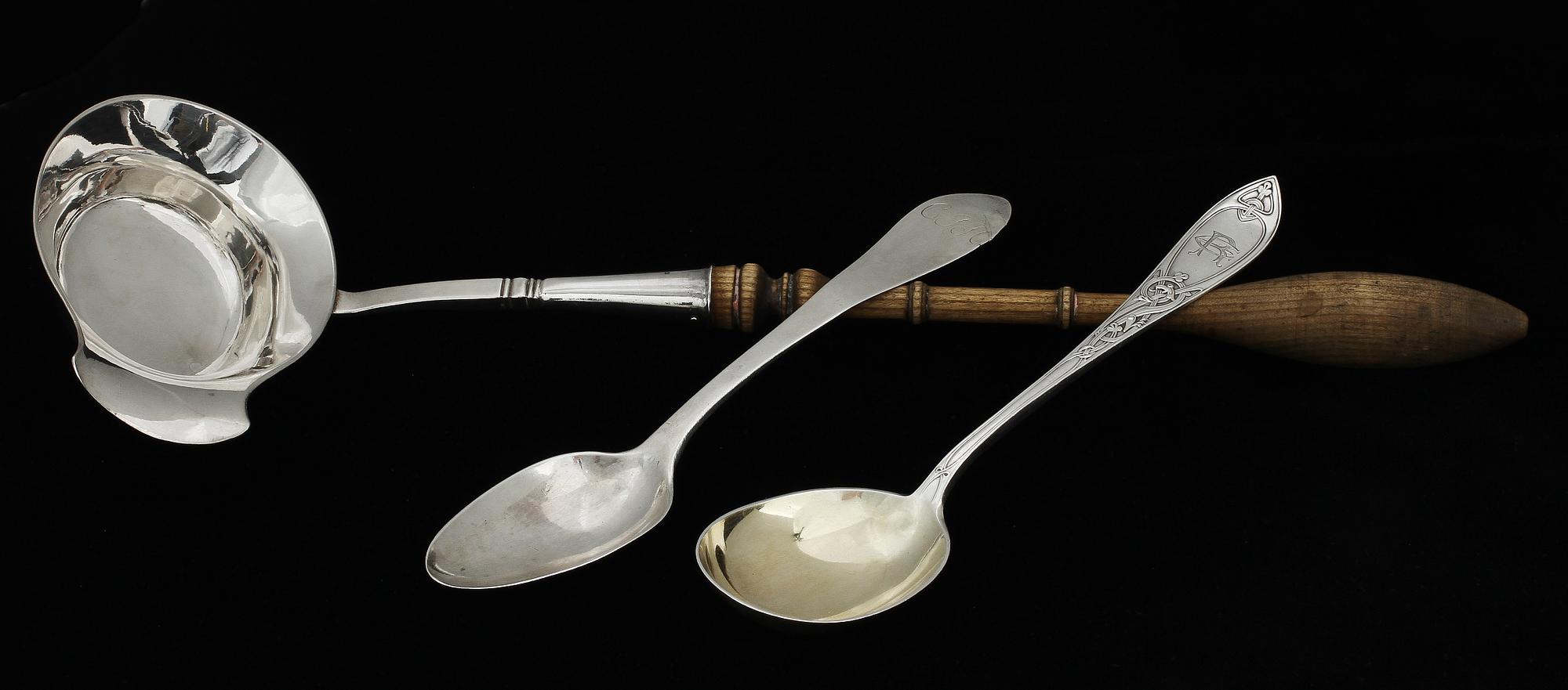 SOPPSLEV, samt SKEDAR, 2 st, silver, bl a O Westberg, Skövde, 1900. Tot v 266 g.