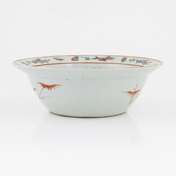 A porcelain wash basin, late Qing dynasty, around 1900.