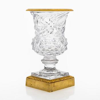 Maljakko, kullattu messinki, hiottu lasi, 1800-luvun puoliväli.