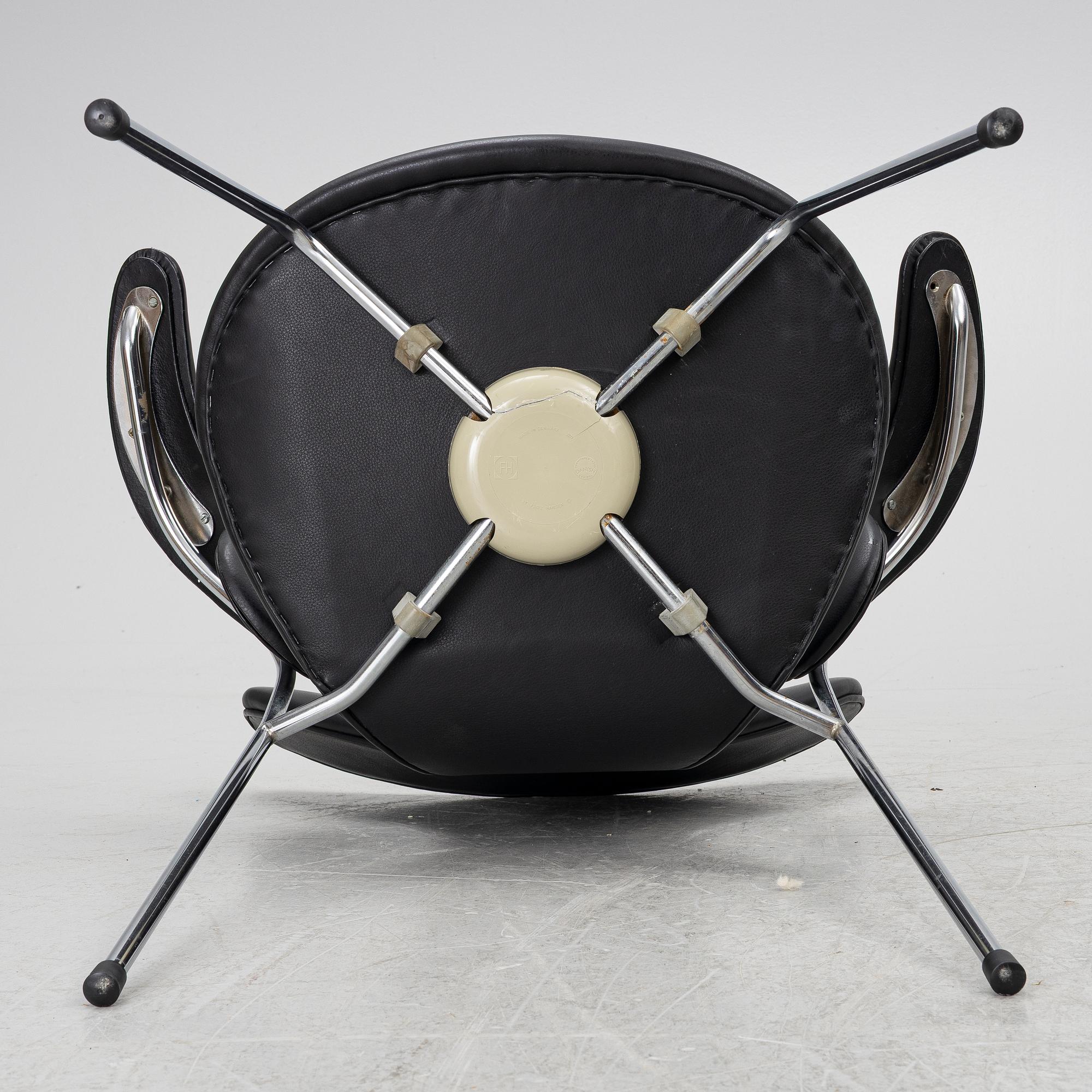 Arne Jacobsen, Armchairs a pair, "The Seagull/Lily" Fritz Hansen, 1970 and 1973.