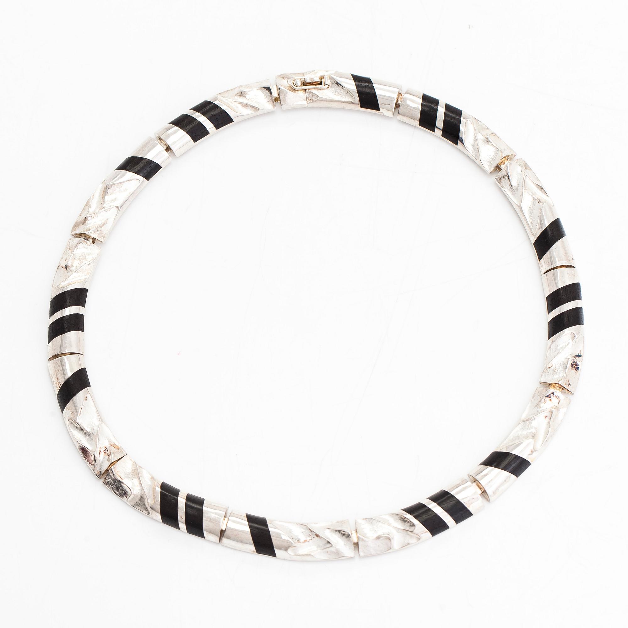 Zoltan Popovits, collier, "Bantu", sterlingsilver och ebenholtz. Lapponia 1988.