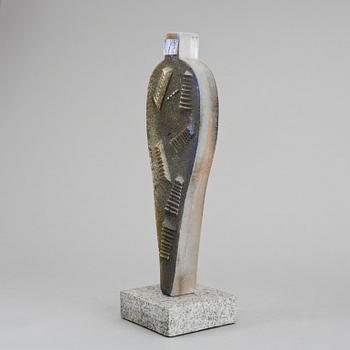 A Bertil Vallien sand cast sculpture, 'Complicanti', Kosta Boda, 3/20.