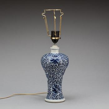 BORDSLAMPA. porslin, Kina, 1900-tal.