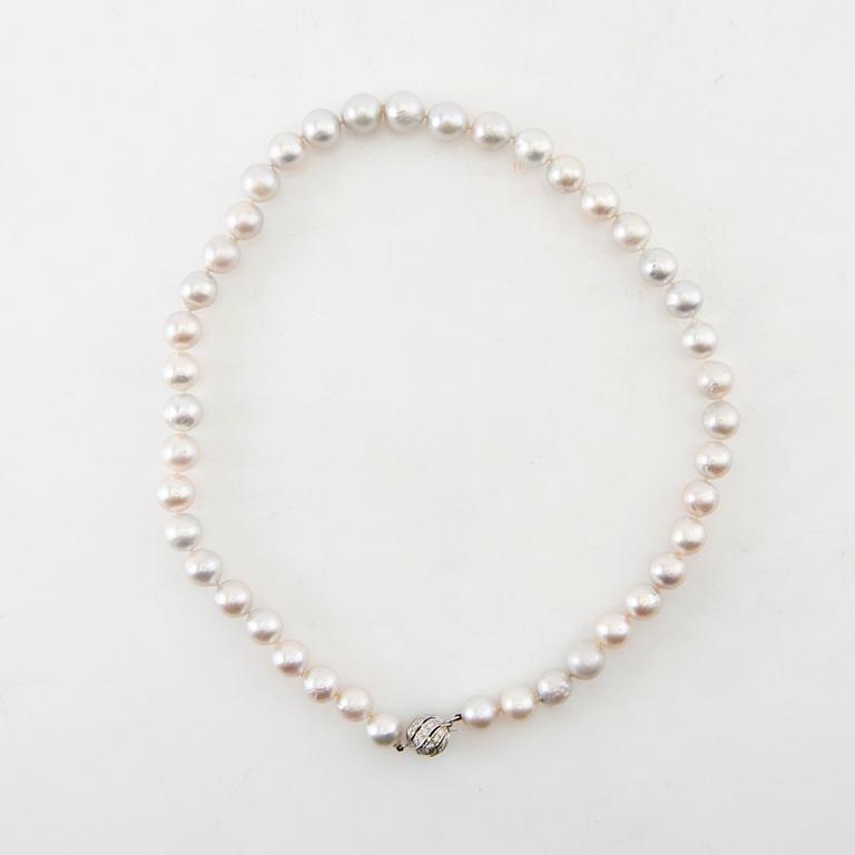 Necklace, 18K white gold and brilliant-cut diamonds and saltwater pearls.