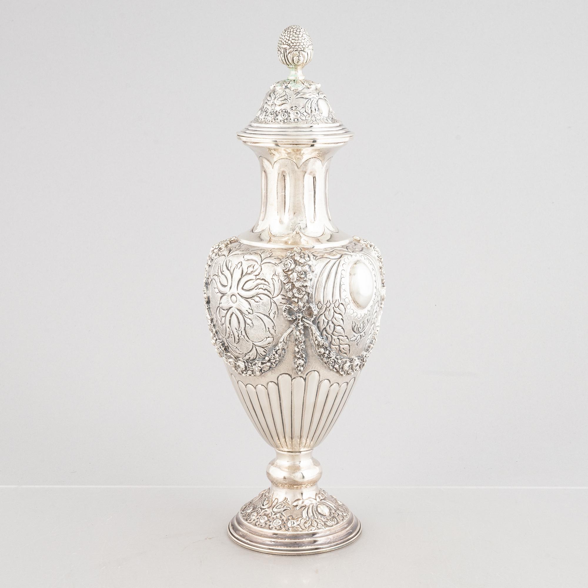 A lided silver vase, Louis XVI style, 20th Century.