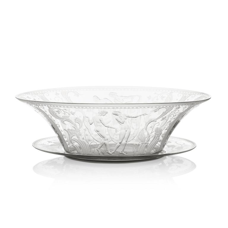 Simon Gate, an engraved Swedish Grace glass bowl on a plate, Orrefors, Sweden 1925, model 147.