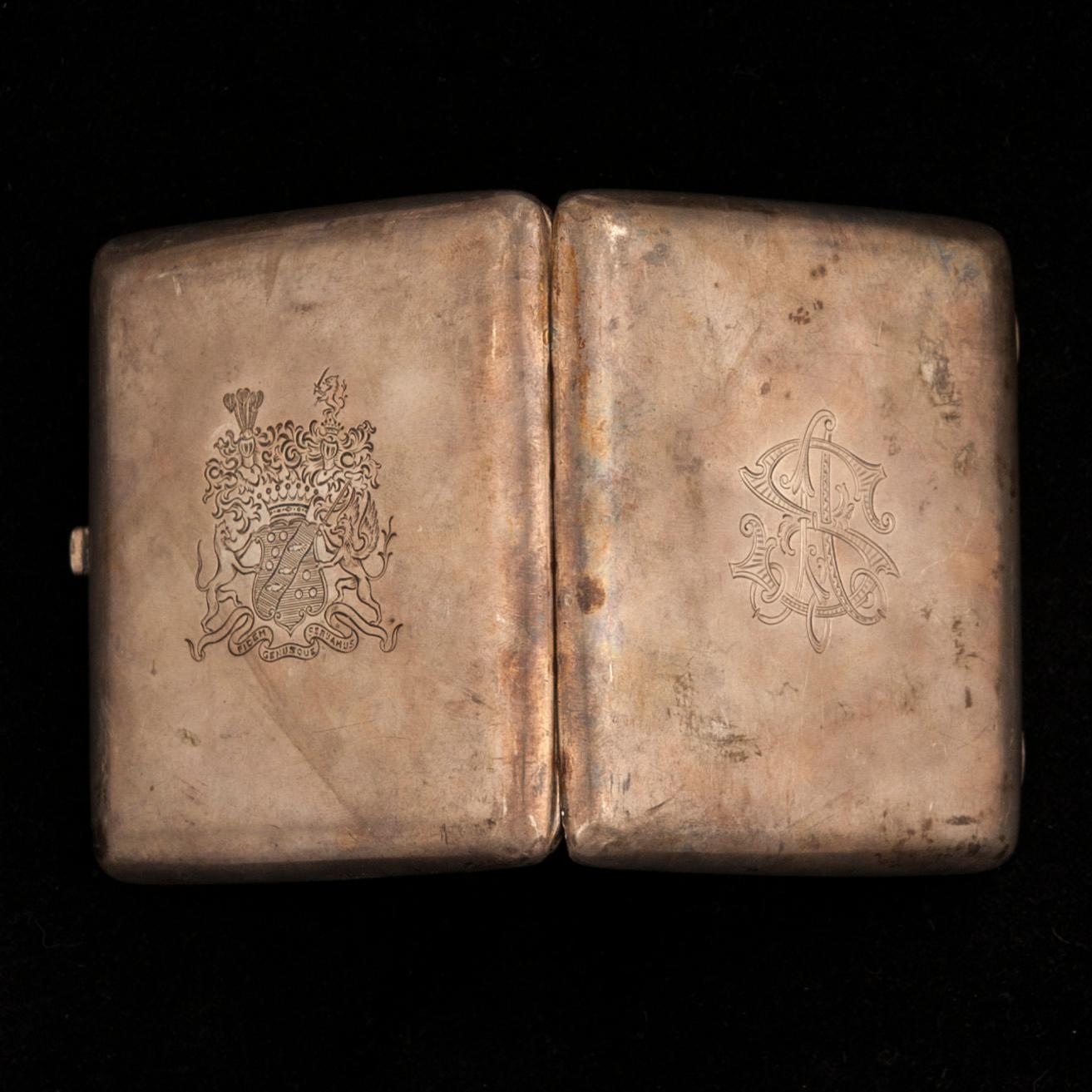 CIGARETTETUI, silver, R. Mellin, Helsingfors, 1908. Totalvikt 156 g.