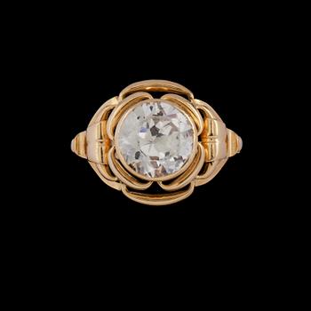 RING, 18k guld med fasettslipad bergkristall, Lars Harsheim, Göteborg, 1957. Vikt 3 g.
