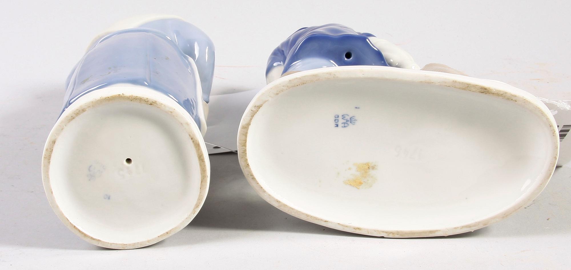 FIGURINER, ett par. Porslin.