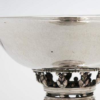 A pair of centrepiece silver bowls by Johan Rohde for Georg Jensen, Copenhagen 1915-1919. Design nr 252.