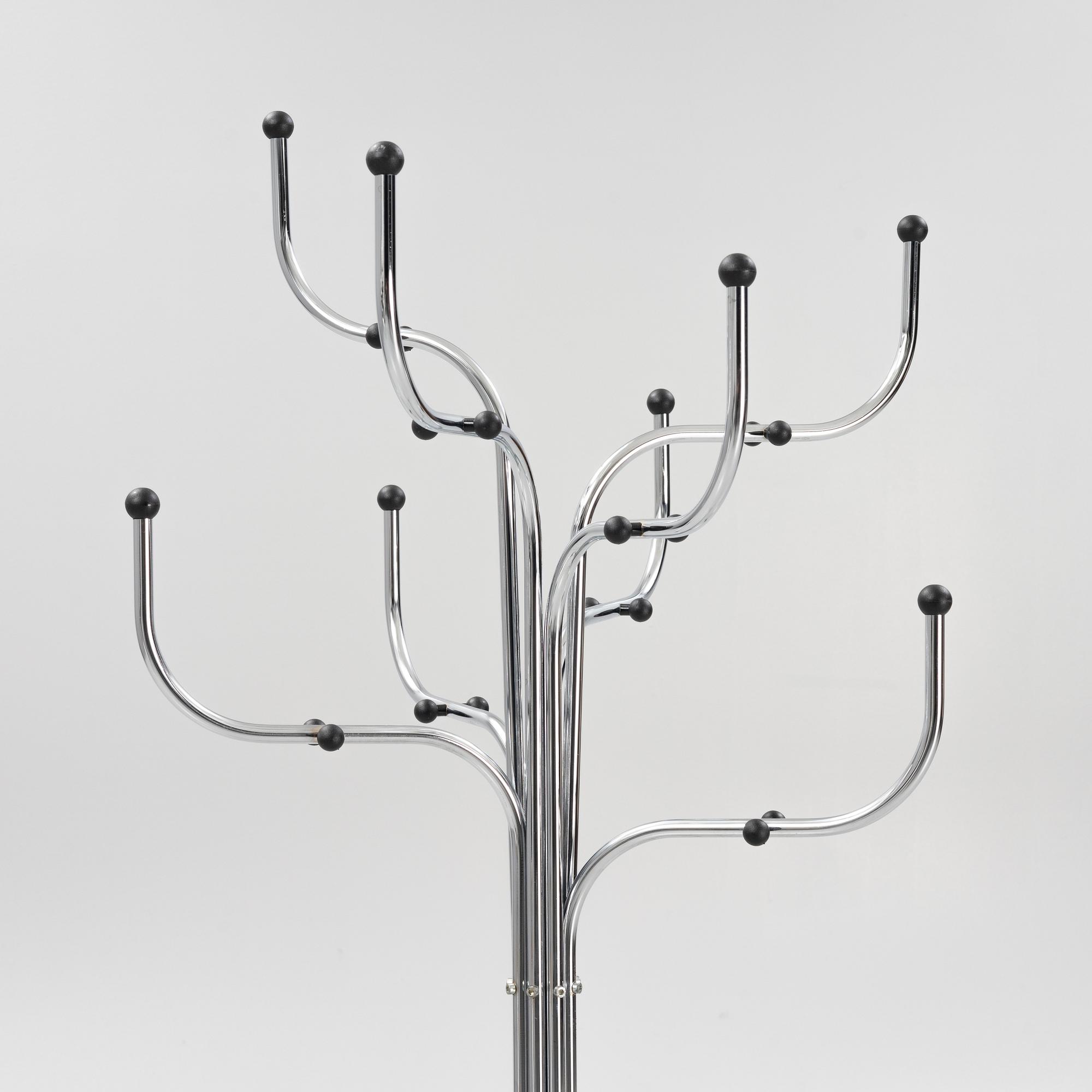 Sidse Werner, tamburmajor, "Coat Tree", Fritz Hansen, Danmark.