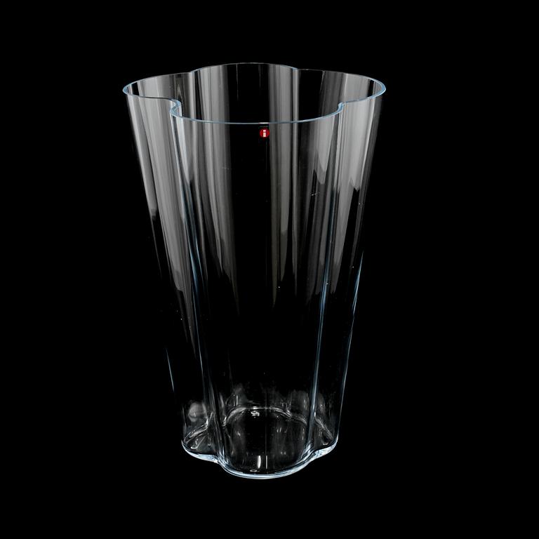 VAS, glas, Alvar Aalto, Iittalas, märkt ALVARO AALTO IITTALA, och daterad 2003.