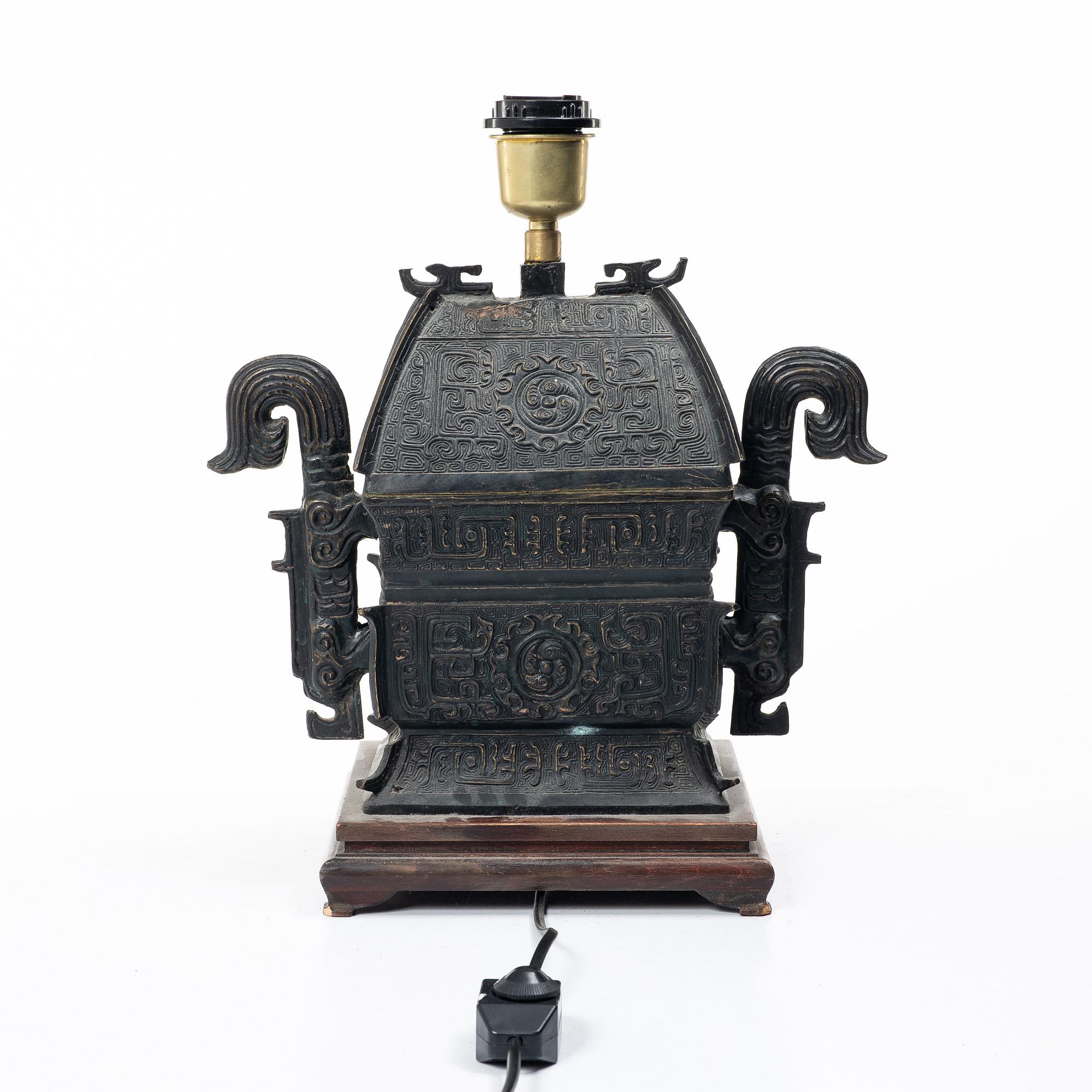Bordslampa, Kina, brons, 1900-talets senare del.