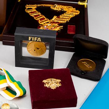 MEDALJER/MINNESMÄRKEN, ca 20 delar, bla Olympiska Spelen, FIFA etc.