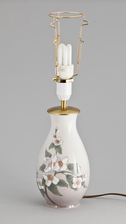 BORDSLAMPA, porslin, Bing & Gröndal. 1900-talets andra hälft.