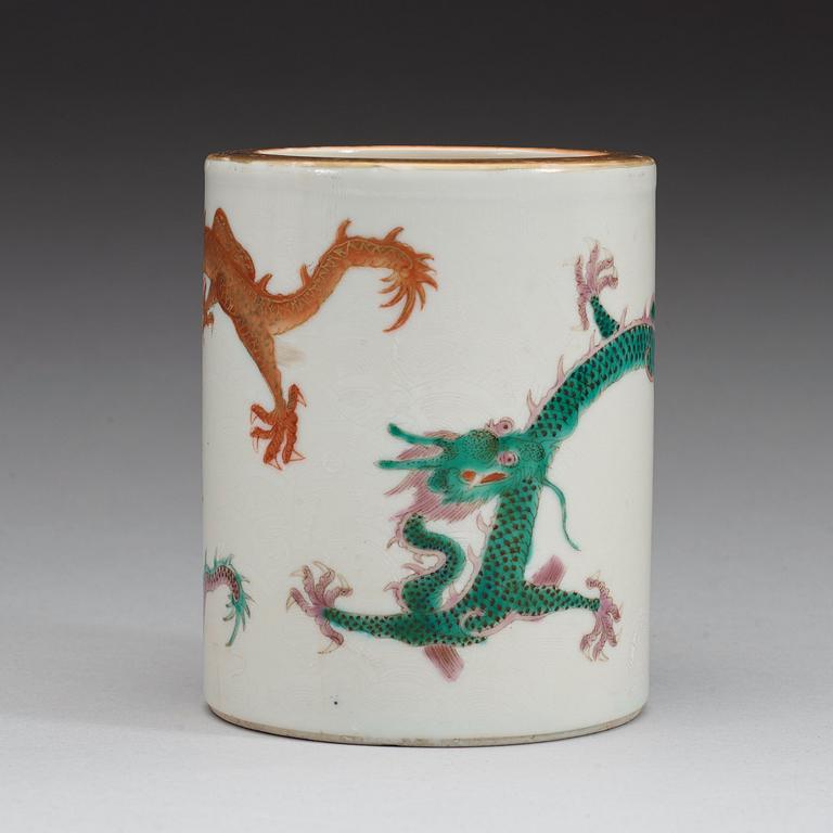 PENSELMUGG, porslin.  Qingdynastin, 1800-tal.