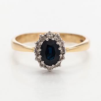 Sormus, viistehiottu safiiri, briljanttihiotut timantit, 14K kultaa.