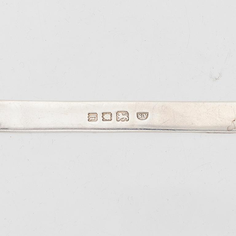 A pair of silver salad servers, London, England 1921-23.