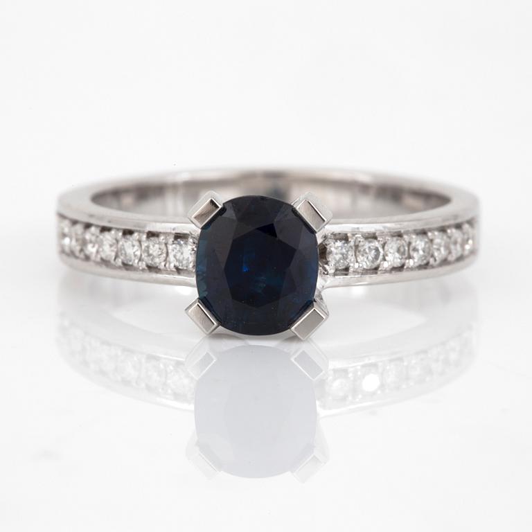 RING, 14K vitguld med safir ca 1.18 ct och briljantslipade diamanter totalt ca 0.16 ct. Total vikt 3,9 g.