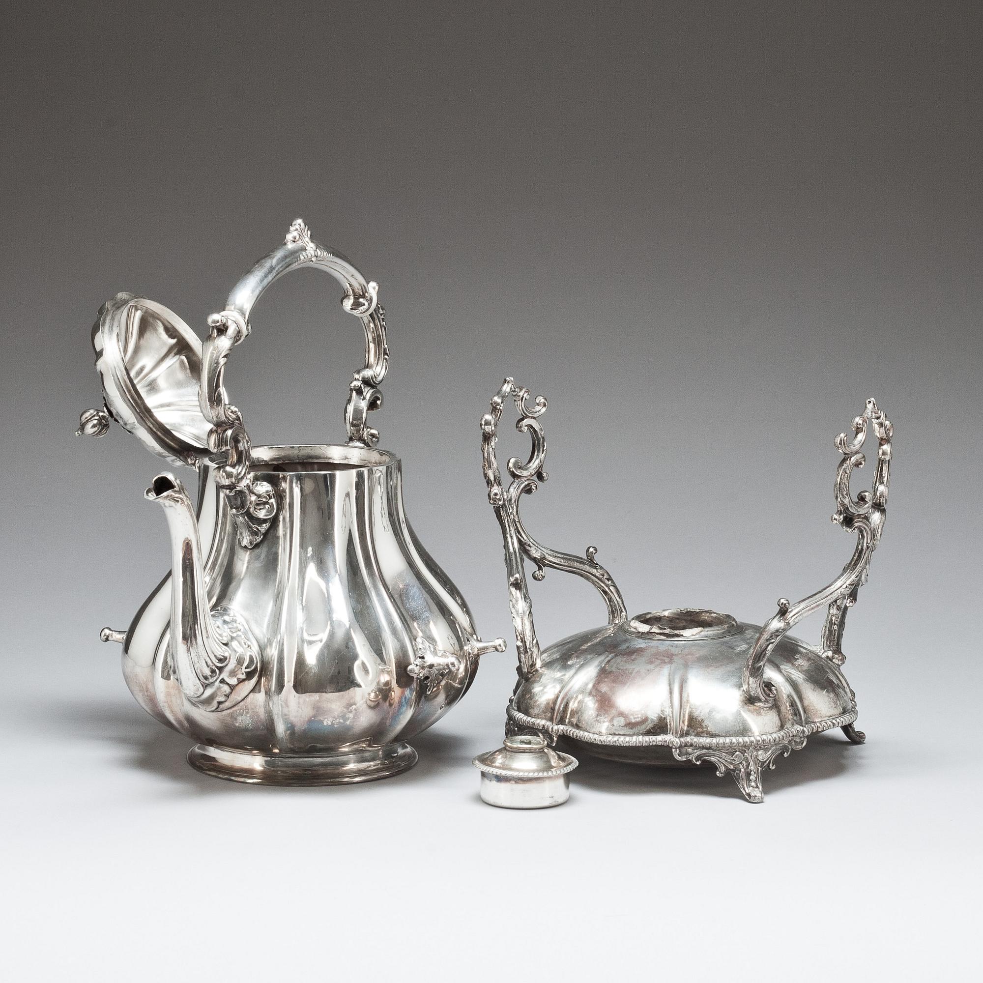 TEKANNA på RECHAUD, pläter. Troligen England. 1900-talets första del.