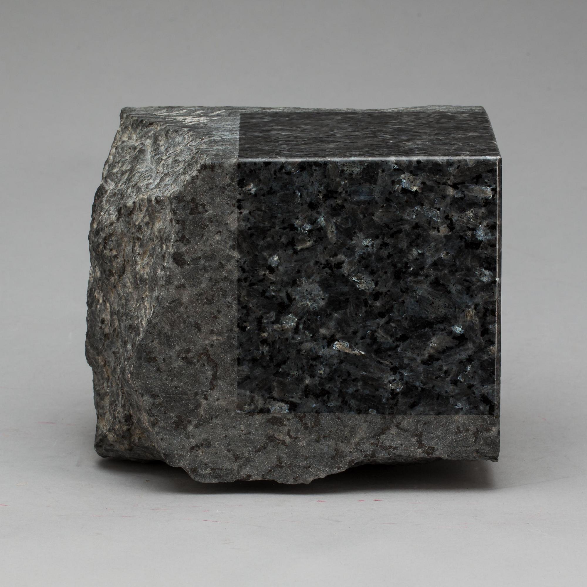 TAKASHI NARAHA, skulptur. Diabas. Signerad och daterad 1979.