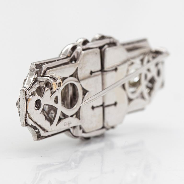 A 14K white gold Art Deco double clip brooch with old-cut diamonds approximately 4.90 cts in total. Austrian importmark.