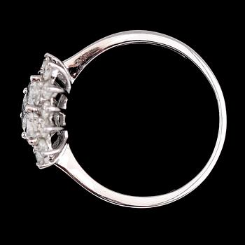 RING, 18K vitguld, diamanter tot ca 1.37 ct. Vikt ca 3 g.