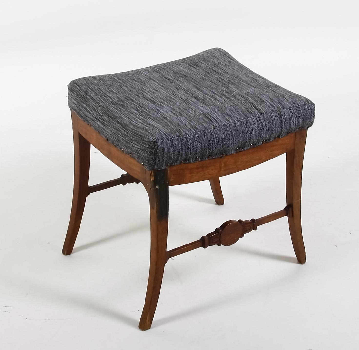 TABURETT, Karl Johan, 1800-talets första hälft.