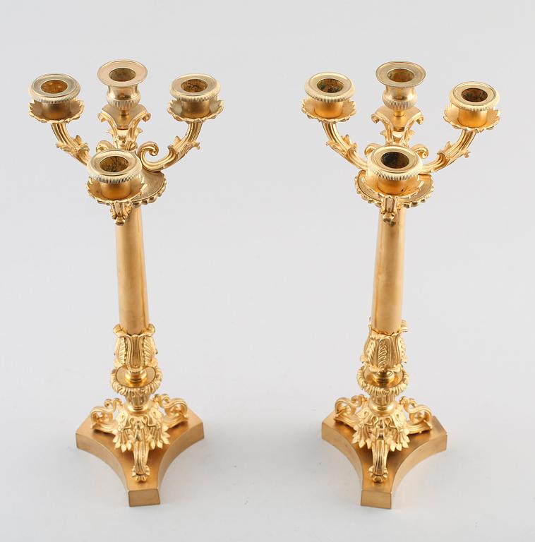 KANDELABRAR, 1 par, förgylld brons, senempire, 1800-talets mitt.
