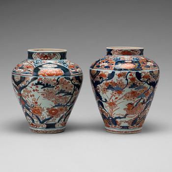 672. A pair of Japanse imari jars, Genroku, 18th Century.