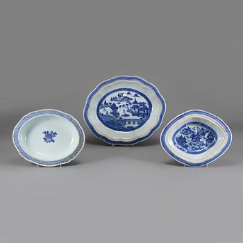 KAROTTUNDERDELAR, 2 st, samt SKÅL, porslin, Kina, omkring sekelskiftet 1800.