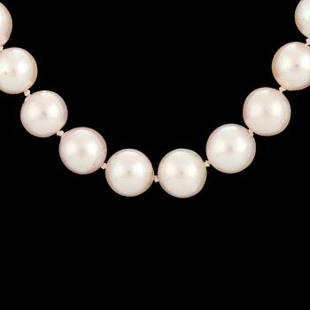 A collier of cultured pearls with a 18K white gold clasp.