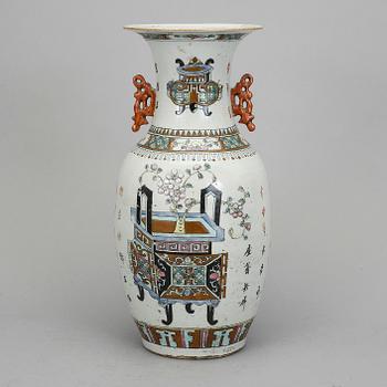 GOLVVAS, porslin. Kina, omkring 1900.