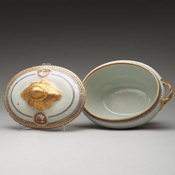 An enamelled tureen with cover, Qing dynasty, Jiaqing (1796-1820).