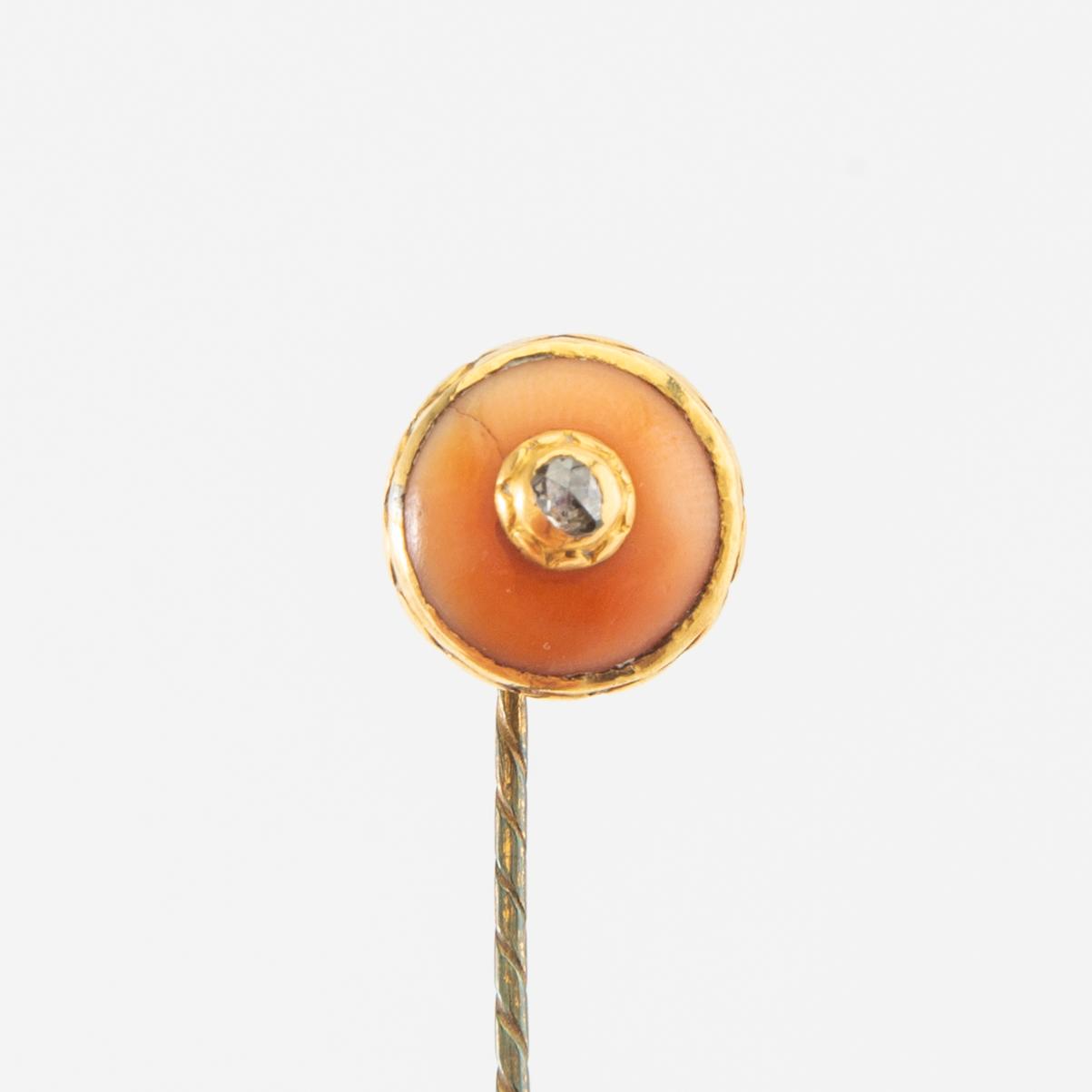 Brooch pins/tie pins 2 pcs of low carat gold with rose-cut diamond and corals.