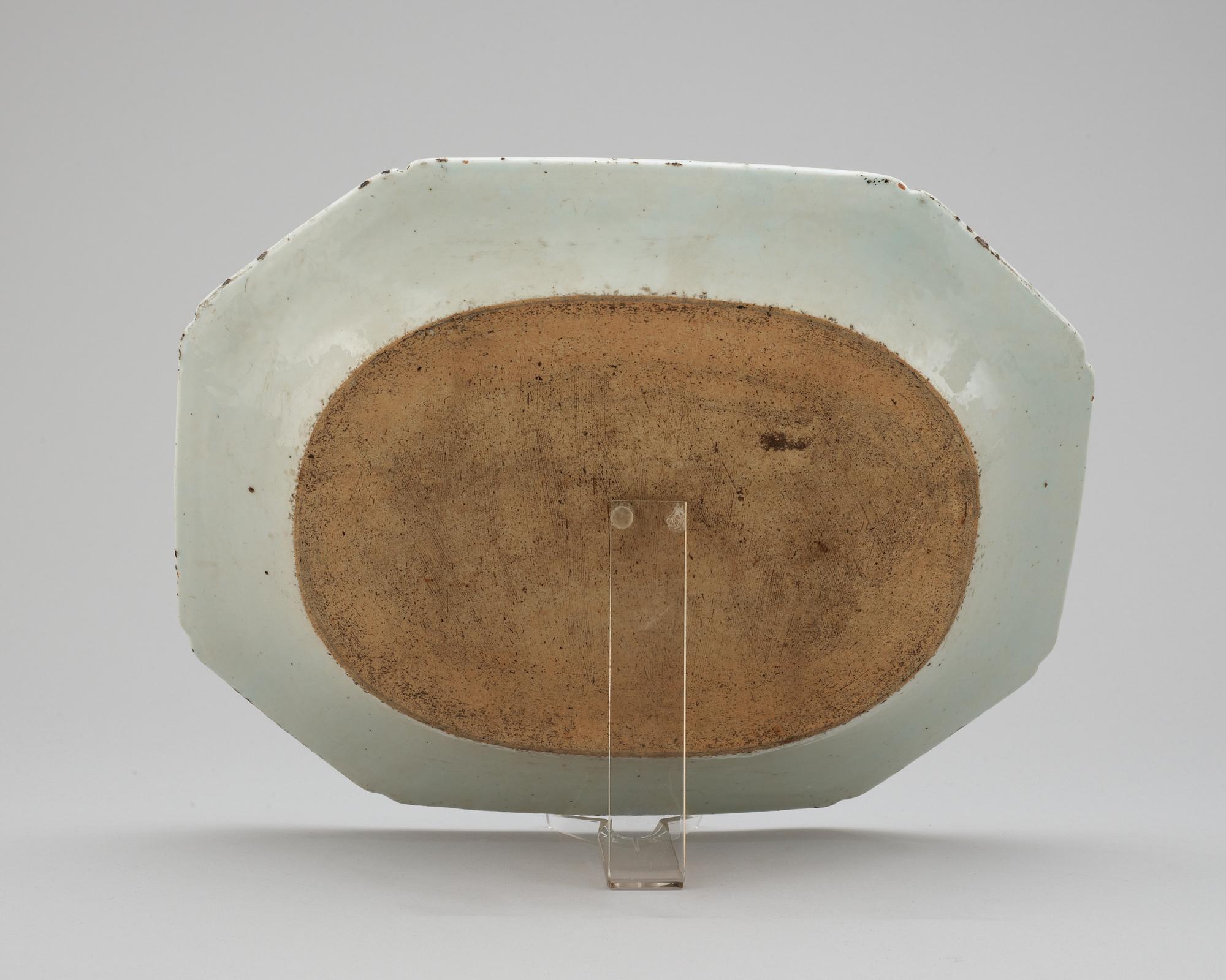 A blue and white serving dish, Qing dynasty Qianlong (1736-95).