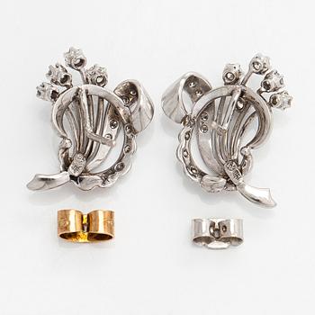 Örhängen, 18K vitguld med briljant- och åttkantslipade diamanter.