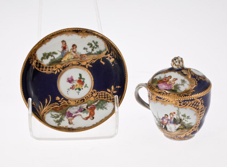 PRAKTKOPP, porslin Meissen (1763-1774) samt KOPP MED FAT, porslin. Meissen.