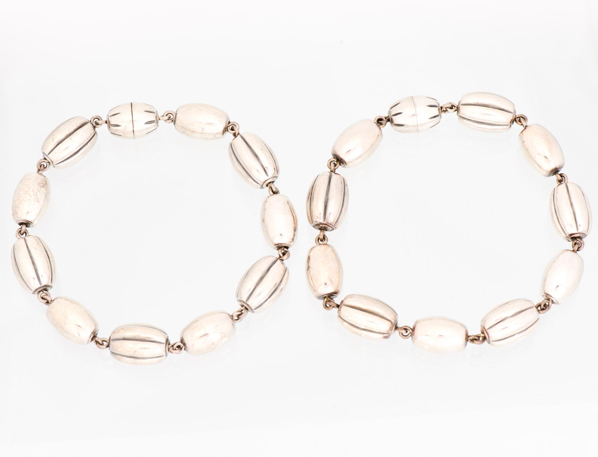 KAULAKORU, RANNEKORUJA, 2 kpl, ja SORMUS, "Halikon Kääty", hopeaa. Kalevala Koru 1972-83.