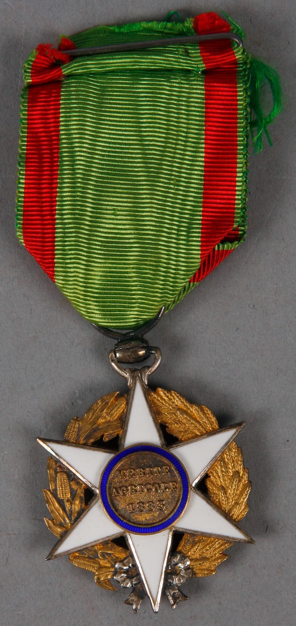 MEDALJ SAMT RIDDARTECKEN, "Syndicat des Restaurateurs Limonadiers Paris" resp "Orden av Merite Agricole". 1920-30-tal.