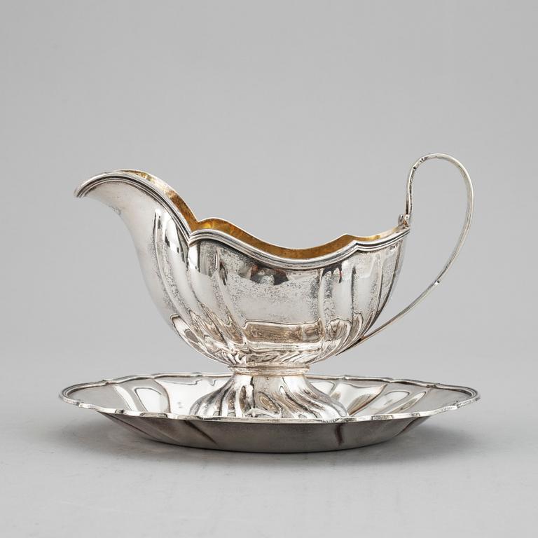 A parcel gilt rococo style sauce boat, maker's mark DAvid Andersen & Co, Stockholm, 1911.