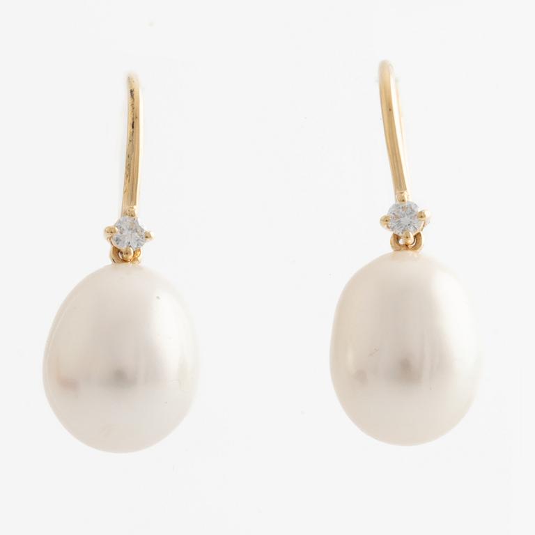 Earrings in gold with cultured freshwater pearls and brilliant-cut diamonds.