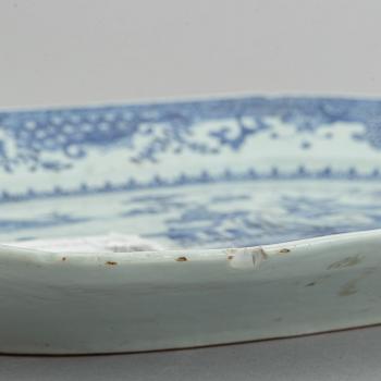 A blue and white serving dish, Qing dynasty, Qianlong (1736-95).