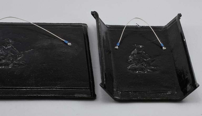 GJUTJÄRNSRELIEFER, ett par, sent 1900-/tidigt 2000-tal.