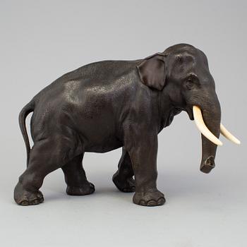 A japanese bronze sculpture of an elephant, Meiji period (1868-1912).