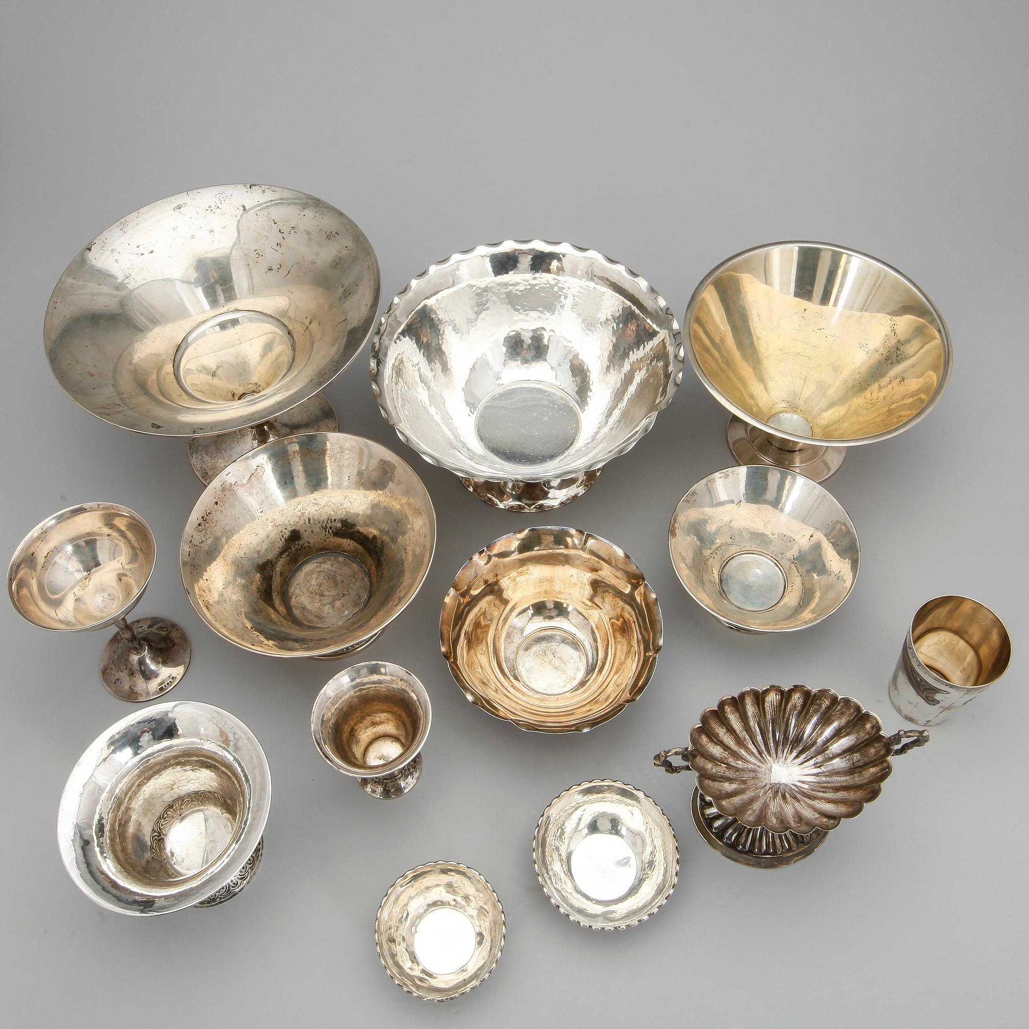 PARTI SKÅLAR OCH BÄGARE, 13 delar, silver, bland annat CG Hallberg, Stockholm, 1933. Vikt ca 1737g.