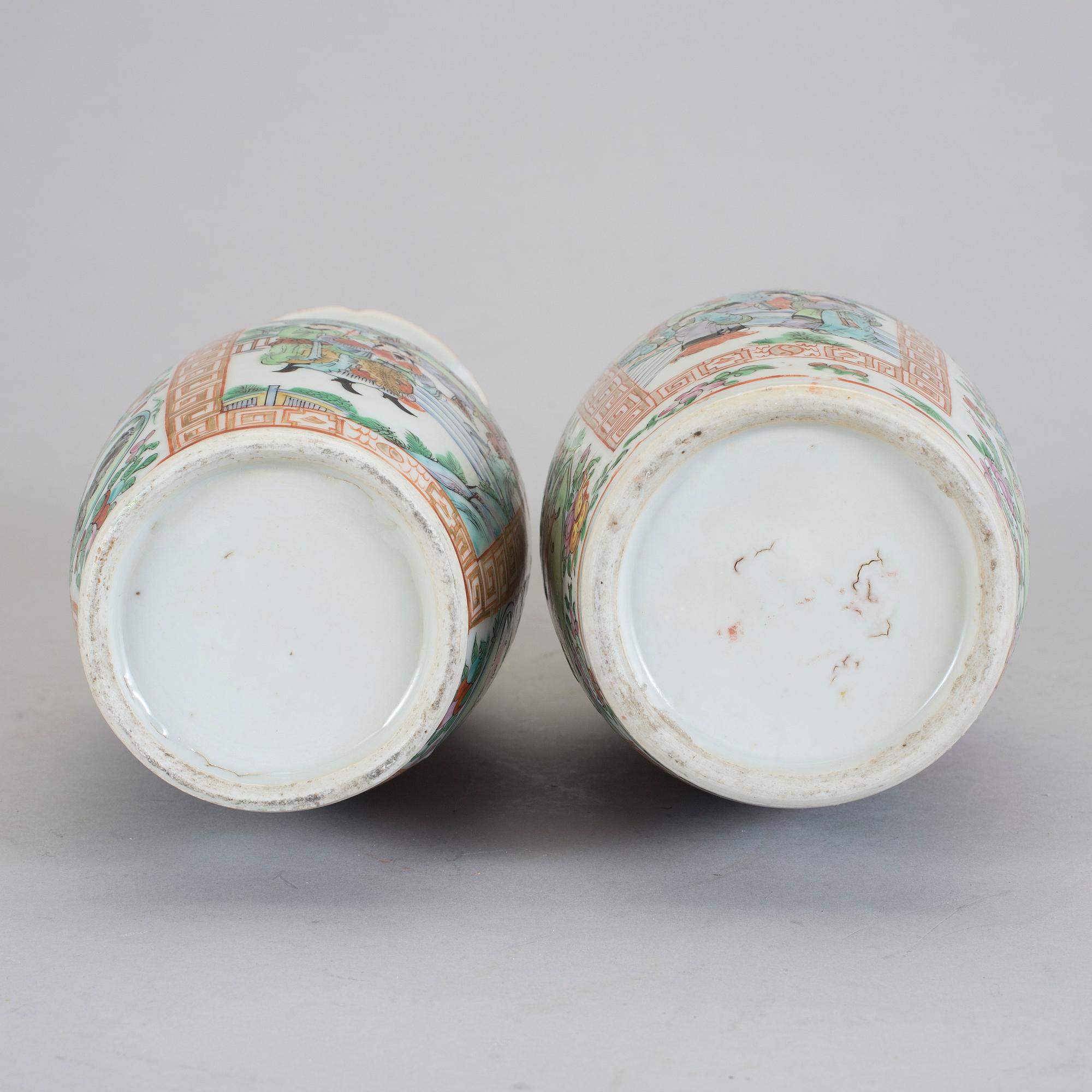 VASER, 2 st, porslin. Kina, omkring 1900.