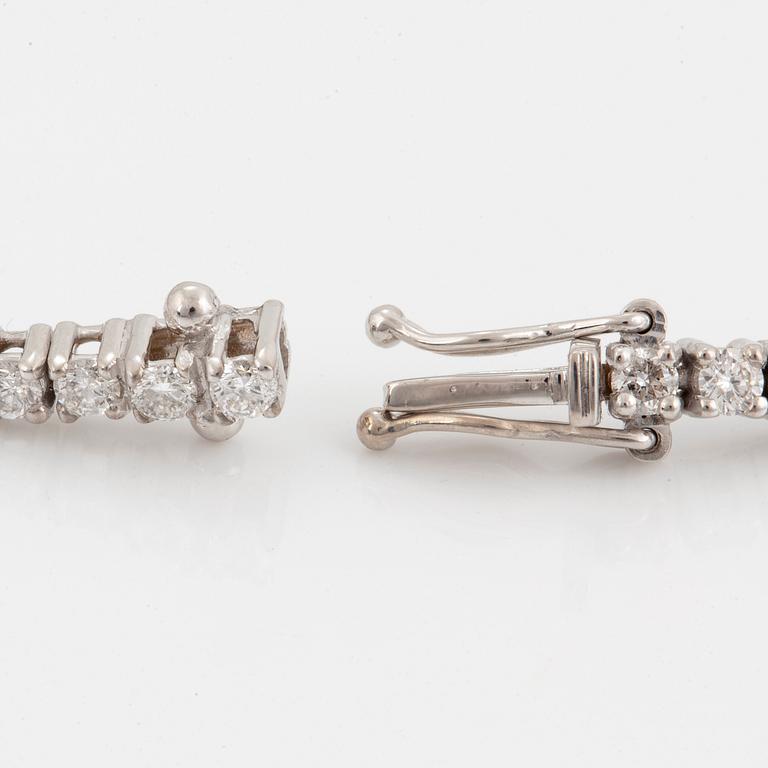 A circa 2,56 ct brilliant-cut diamond tennis bracelet.
