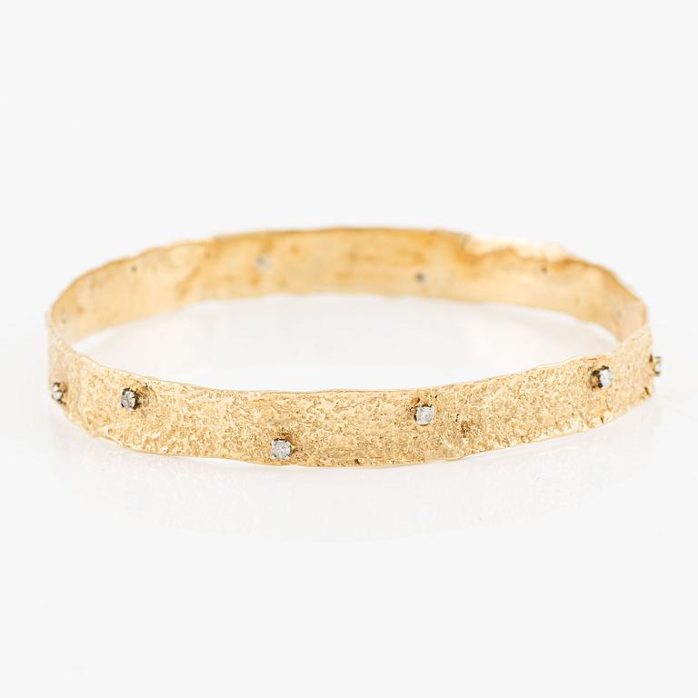 Bangle, 14K gold with brilliant-cut diamonds.