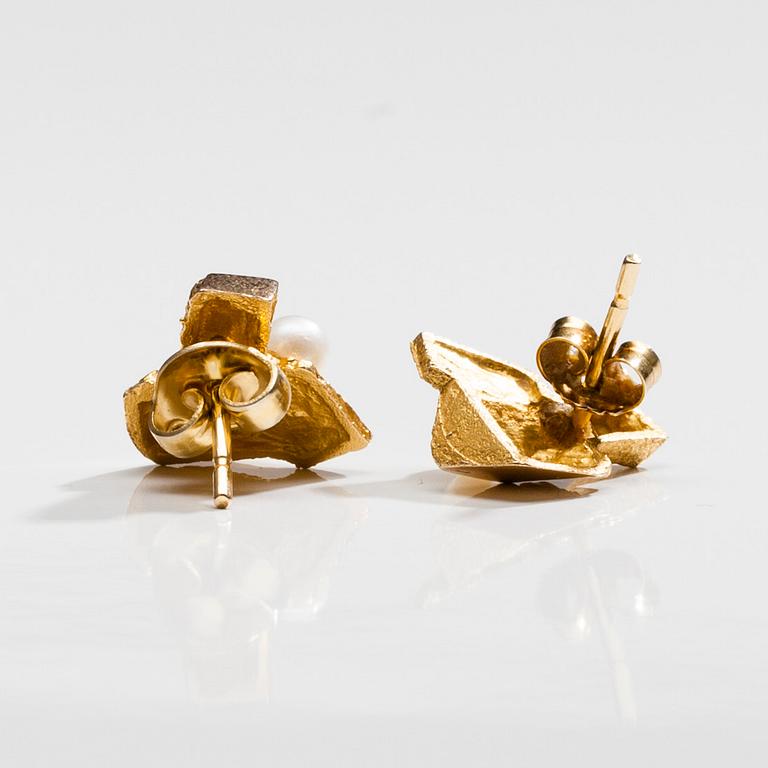 ÖRHÄNGEN, 14K guld, pärlor. 1900-talets senare hälft. Vikt 2,9 g.